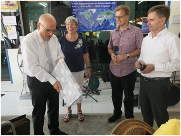 Markus Kaiser (2. von rechts) übergibt sein Geschenk. 