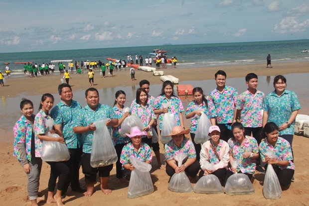 Stadtgemeinde-Amgestellte, Schulen und Gemeinden Pattayas nahmen an der Zeremonie am Jomtien Strand teil. 