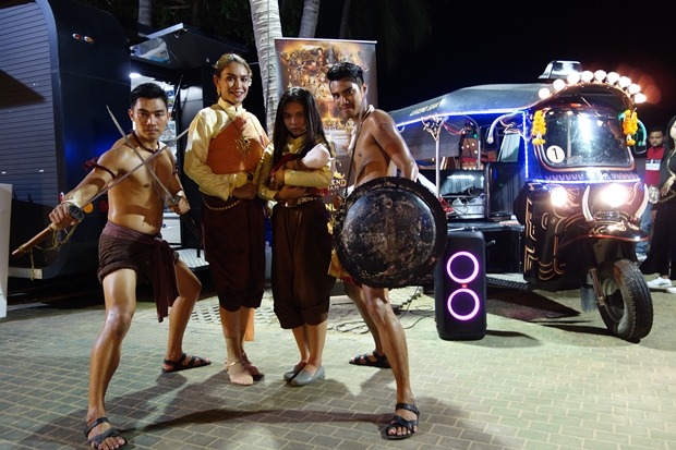 Thai Kämpfer in altertümliche Ausstattung und Mae Nak aus „Legend Siam“. 