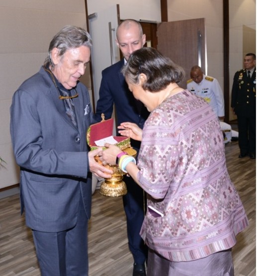 Ihre Königliche Hoheit, Prinzessin Maha Chakri Sirindhorn nimmt den 1-Million-Baht Scheck von Axel Brauer in Empfang.