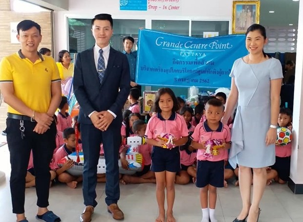 Grand Center Point Pattaya Hotel gab Spenden an die HHNFT. 