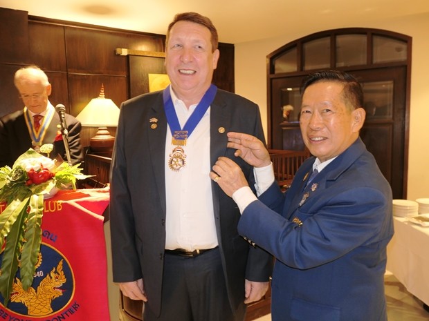 Brian J. Songhurst erhält von Distriktgouverneur Maruay Jinatabanditwong die Paul Harris Medaille mit Rubin angeheftet.