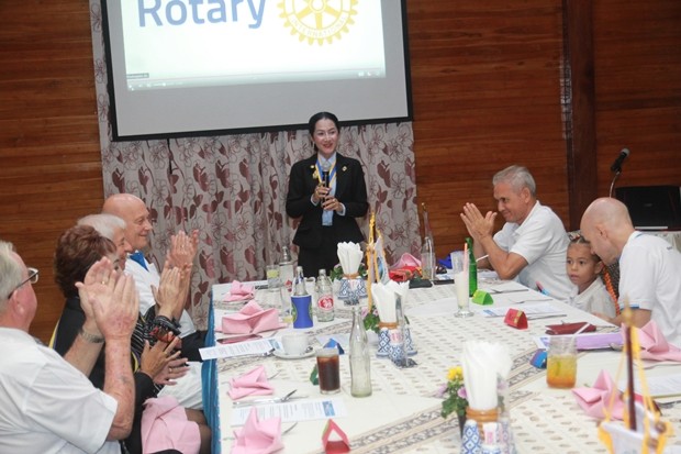Präsidentin Maneeya Engelking, leitet das erste Treffen des Rotary Jahres 2019-2020. 