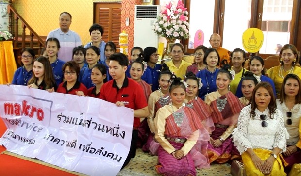 Das Diana Garden Resort mit all den anderen Helferorganisationen spenden wieder viel Waren an das ATTC Heim und Kerzen an 3 Tempel.