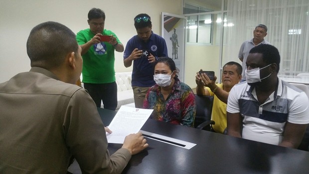 Chonburi Immigration verhaftet Uchenna Josep Amujiogu, 40, und seine Thai-Freundin Wadsana Nueng Kanjeak, 36. 