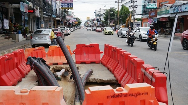 In ganz Pattaya werdenn Straßen aufgegraben und dies führt zu langen Verkehrsstaus.