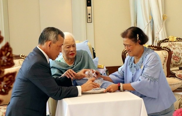  Dieses Foto wurde vom Royal Household Bureau freigegeben. Ihre Majestät, Königin Sirikit, die Königin Mutter (Mitte), wurde an ihrem 86. Geburtstag von ihren Kindern, Seiner Majestät, König Maha Vajiralongkorn Phra Vajiraklaochaoyuhua, und Ihrer Königlichen Hoheit, Prinzessin Maha Chakri Sirindhorn, im Chitralada Palast besucht. (Foto: The Royal Household Bureau via AP)