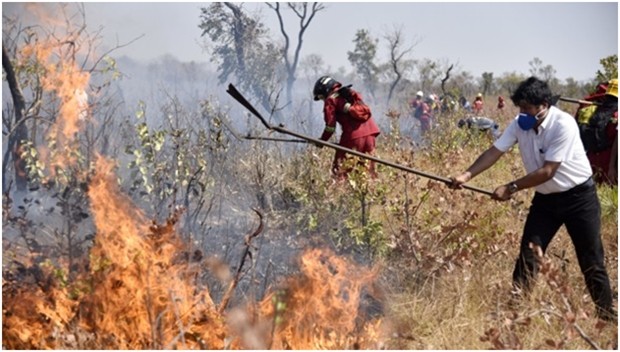 Auch in Bolivien brennt der Regenwald. Aber – im Gegensatz zum brasilianischen Präsidenten, kämpft Boliviens Präsident Morales (rechts) eigenhändig gegen das Feuer. Er verirrte sich dabei sogar im Urwald und konnte erst nach Stunden gefunden werden. 