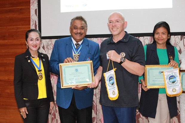 Prateep Singh Malhotra, ehemaliger Rotary Gouverneur des Distrikts 3340, überreicht den neuen Mitgliedern ihre Mitgliedsnadeln.