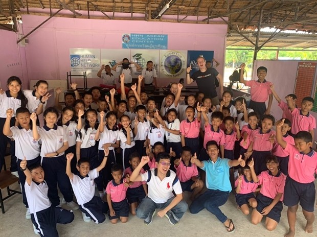 Studenten der Darasamuth Schule lernen, wie man die transnationalen Kinder im Drop-In Center/ASEAN Learning Center unterrichtet und spielten gerne mit ihnen. 