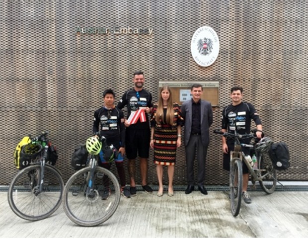 Besuch der Abenteuer-Radler an der Österreichischen Botschaft Bangkok, mit Wirtschaftsdelegiertem Mag. Günther Sucher und der 1. Sekretärin der Botschaft, Judith Schildberger.