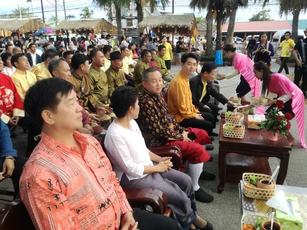Vize-Kultusminister Poramet Ngampichet, mit Mitarbeitern beim “Phelachay Market” in Huay Yai, der jeden Samstag awischen 15:00 und 21:00 Uhr geöffnet ist. 