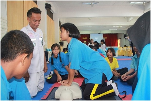 Eine Schülerin lernt an einer Puppe wie man CPR richtig durchführt. 