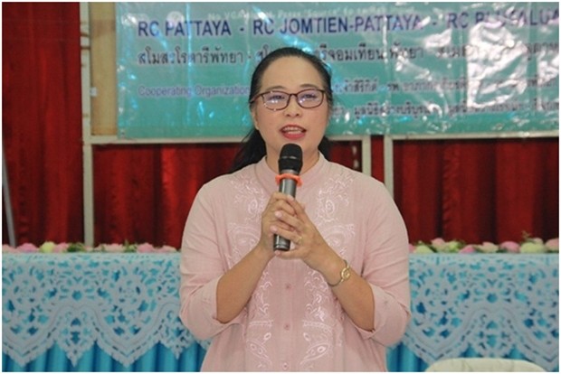 Dr. Naruemol Inthapong, die Direktorin der Pattaya Schule Nr. 5, bedankt sich bei den Rotariern. 