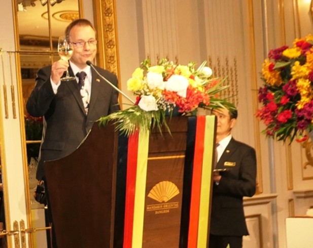 Botschafter Georg Schmidt erhebt sein Glas zum Toast auf den thailändischen König und den deutschen Bundespräsidenten. 