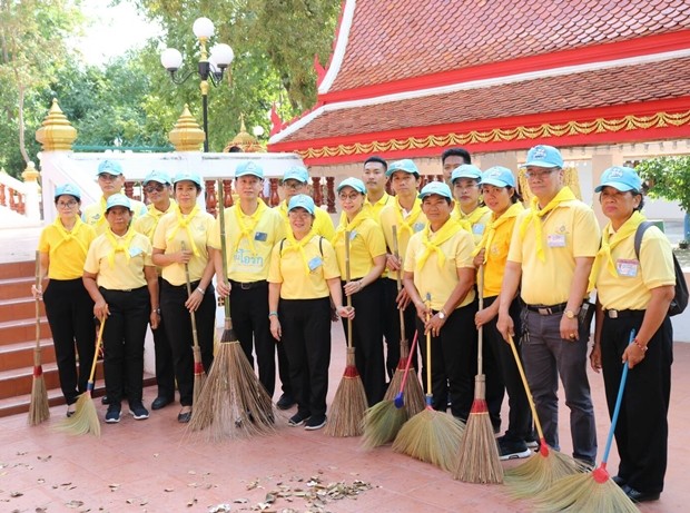 Banglamungs Bezirkschef Amnart Charoensri leitete Volontäre bei der Reinigung des Wat Nongprue.