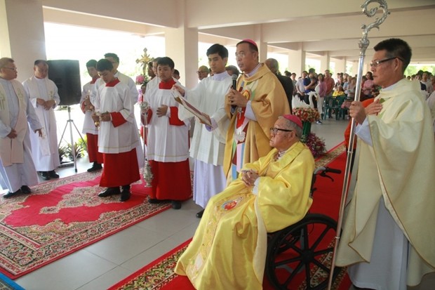 Seine Exzellenz, Bischof Silvio Siripong Jaratsri, das Oberhaupt der katholischen Dözese Chantaburi, weihte die neue St. Jacobe Kirche während einer feierlichen Messe ein.