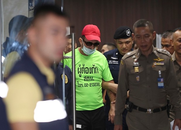 Immigrationsbeamte in Bangkok führen Richard Stanislaus zum Verhör. (AP Photo/Sakchai Lalit)