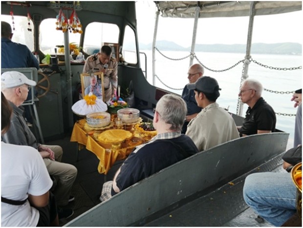 Eine kleine feierliche Andacht auf dem Navy-Boot.