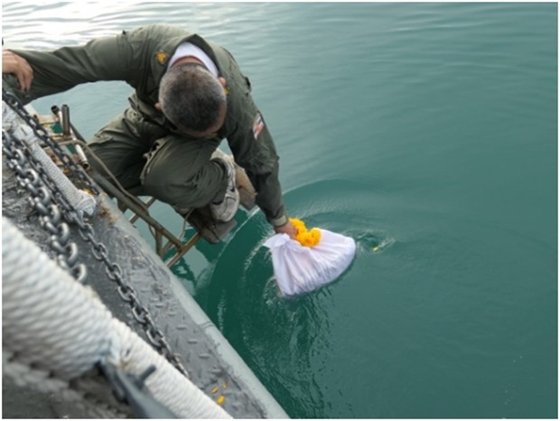 Danach werden die Gebeine dem Meer übergeben. Die Trauergemeinde warf noch viele Blumen interher. 