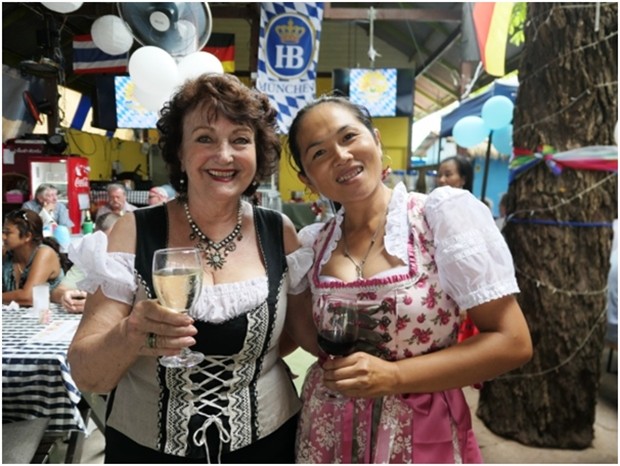 Zwei fesche Dirndl im Dirndl. 