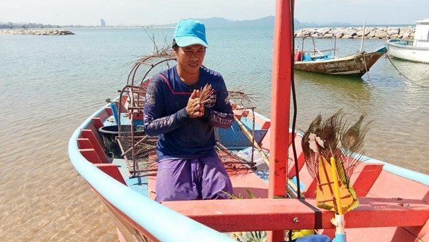 Der Krebsfischer Teerapong Boonwat fand eine im Meer treibende Leiche unweit des Ban Aumpher Strandes.