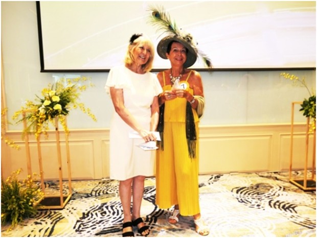 Preisträgerin für den schönsten Outfit, Heidi Glemeau mit PILC Präsidentin Sue. 
