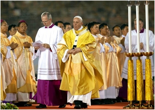 Der Einzug der Priesterschar mit dem Papst im Stadion. (AP Photo/Sakchai Lalit)