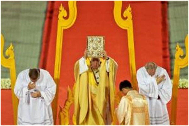 Papst Franziskus bei der Open-Air Messe im Stadion.(AP Photo/Manish Swarup und AP Photo/Gregorio Borgia)