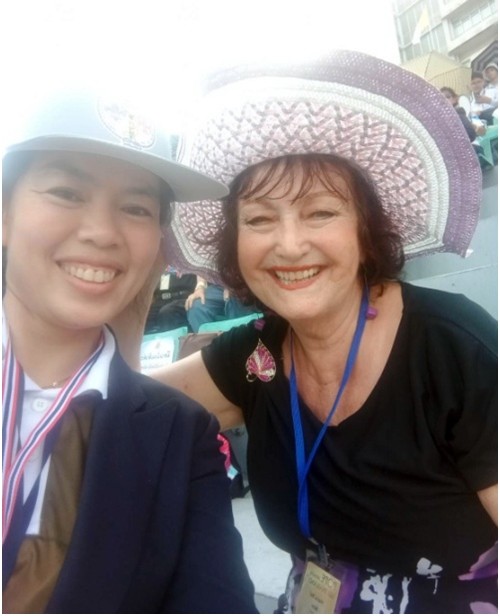 Innuan Hathakran, eine Lehrerin und Oberaufsichts-Platzanweiserin an diesem Tag im Stadion, mit Elfi Seitz. Eines der höflichsten und nettesten Mädchen, die ich je in Thailand getroffen habe. (Fotos Elfi)
