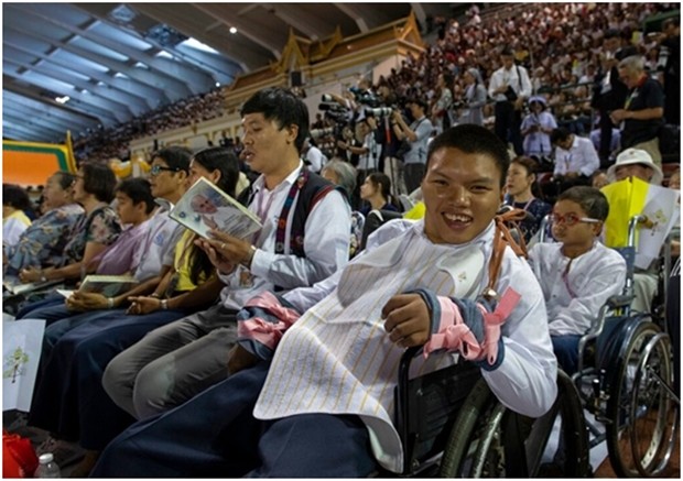 Körperbehindere sitzen in der ersten Reihe bei der Papst-Messe. (AP Photo/Gemunu Amarasinghe)