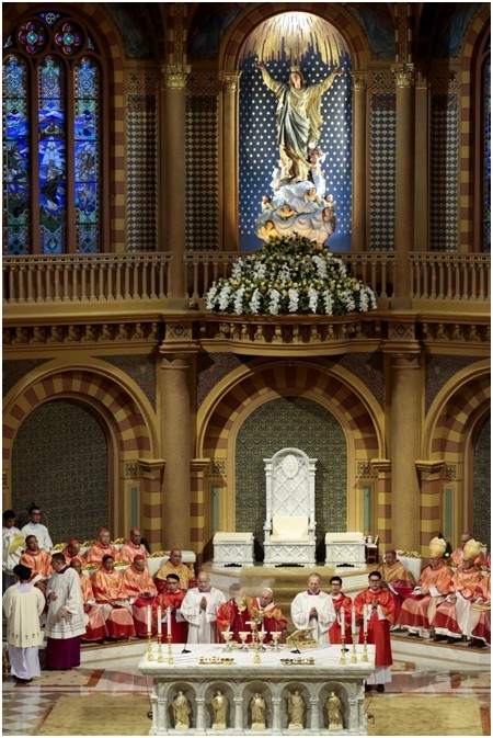 Papst Franziskus, gekleidet in eine thailändische Priesterrobe mit Thai Motiven bestickt, bei der Messe für junge Leute in der Assumption Kathedrale. (Photo by Patipat Janthong) 