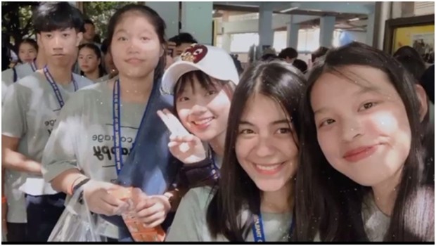 Rita Battaglione aus Pattaya (2. von rechts) mit Schulfreundinnen in der Assumption Kathedrale in Bangkok. 