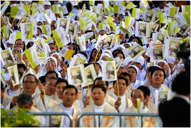 Eine winkende Menge begrüßt den Papst im Stadion. (AP Photo/Manish Swarup und AP Photo/Gregorio Borgia). 