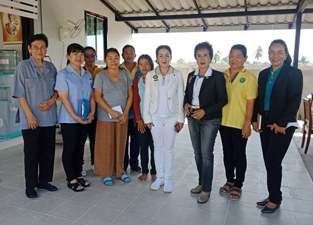 Präsidentin Maneeya Engelking, Pattama Chanchiew, und Mitglieder des Rotary Clubs beim Besuch des Kranken. 