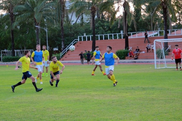 Fussball Freundschaftsspiel zwischen der Regents Schule und dem endsieger, dem Rivera Team. 