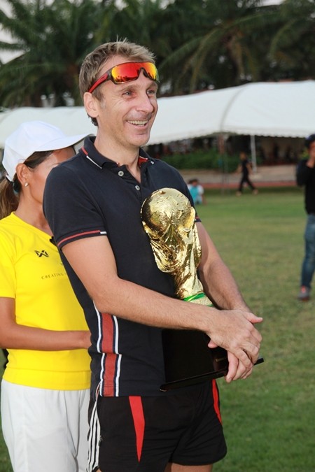 Winston Gale bei der Entgegennahme einer Trophäe.