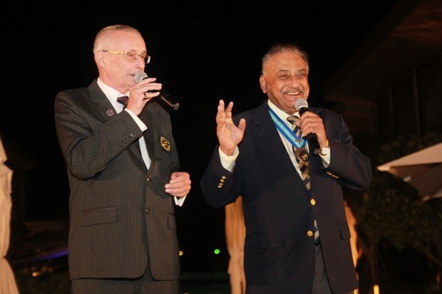 RC Phönix Präsident Dieter Barth (links) und der ehemalige Rotary Gouverneur Peter Malhotra führen gemeinsam durch den Abend.