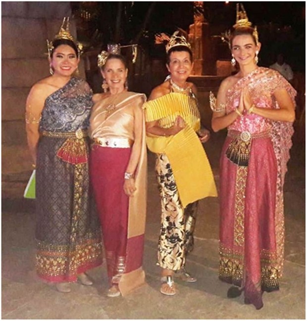 Heidi Glemeau und Marie Nicole im Centare Grand Mirage in Thai Outfits mit Angestellten des Hotels. 
