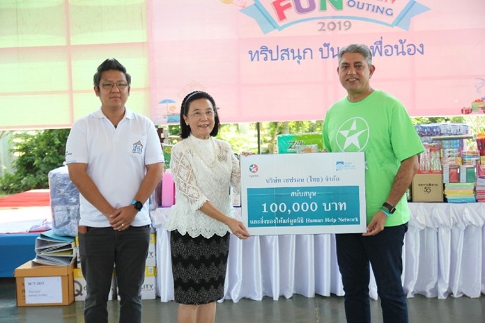 Salman Saadat, der Landesvorsitzende und GM für Production von Chevron Thailand übereichte neben verschiedenen anderen Geschenken die Summe von 100.000 Baht an Siromet Akarapongpanitch und Radchada Chomjinda. 