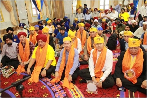 Die Ehrengäste nehmen gemeinsam mit den Sikh Gläubigen am Gebet und der Meditation teil. 