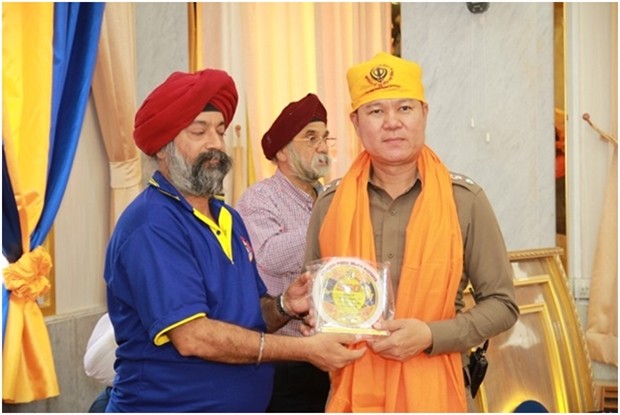 Sikhs präsentieren heilige Schals an die Besucher. 