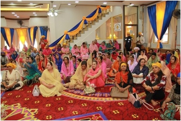 Die Sikh Lady’s Gemeinschaft erwarten die Ehrengäste. 