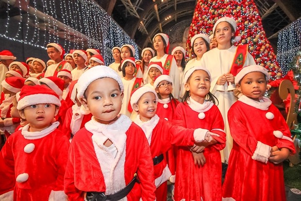 Der Chor des Pattaya Orphanage singt Weihnachtslieder.