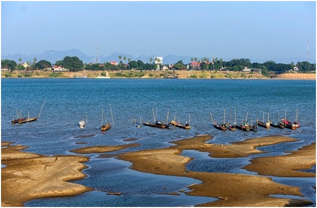Fischerboote liegen am 4. Dezember 2019 auf dem Mekong River, der plötzlich Aquamarinblau ist anstelle seiner gewohnten Schlammfarbe. (AP Photo/Chessadaporn Buasai)