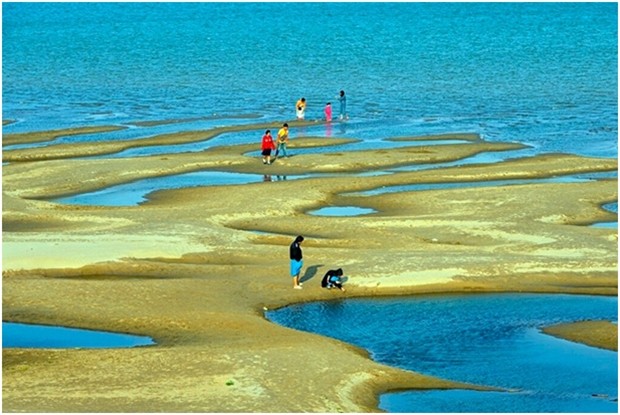 Touristen in Nakhon Phanom lieben es auf den nun stark sichtbaren Sandbänken herumzulaufen. (AP Photo/Chessadaporn Buasai)