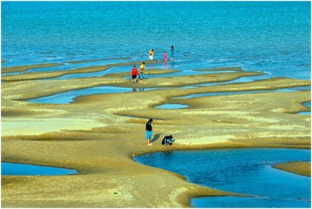 Touristen in Nakhon Phanom lieben es auf den nun stark sichtbaren Sandbänken herumzulaufen. (AP Photo/Chessadaporn Buasai) 