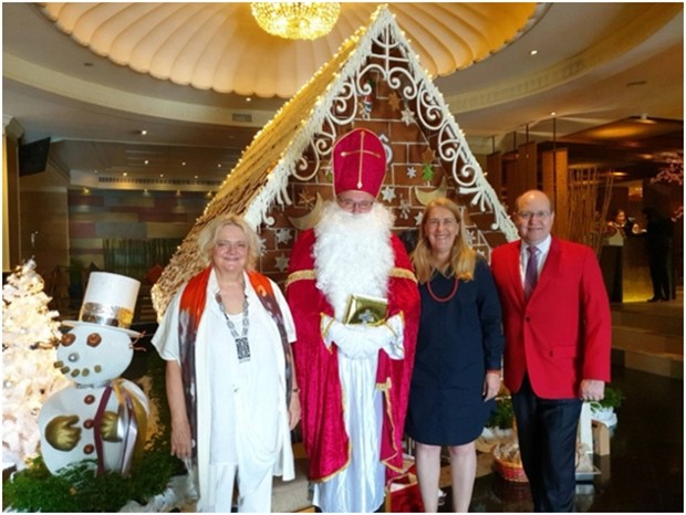 Die Österreichische Botschafterin, Dr. Eva Hager, der Heilige Nikolaus, die Schweizer Botschafterin Helene Budliger-Artieda und Generalmanager Bruno Rotschädl wünschen allen Österreichern und Schweizern ein frohes Weihnachtsfest!
