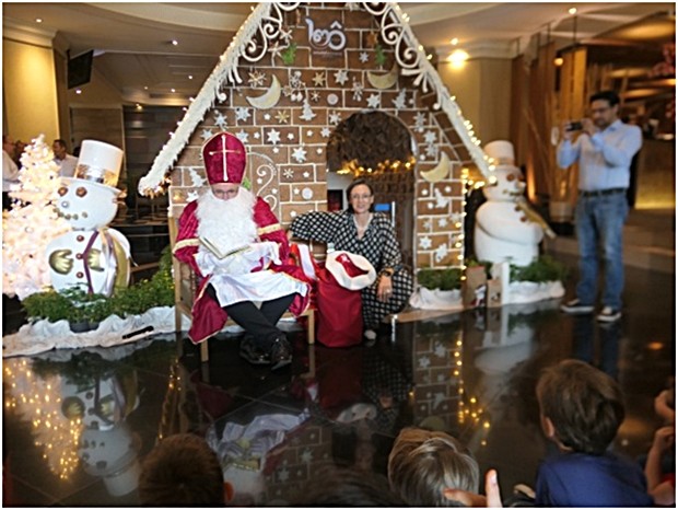 ‚Ihr Kinderlein kommet‘.... Der Nikolaus und Caroline Braunshofer, seine Assistentin, warten auf die Kinderschar.