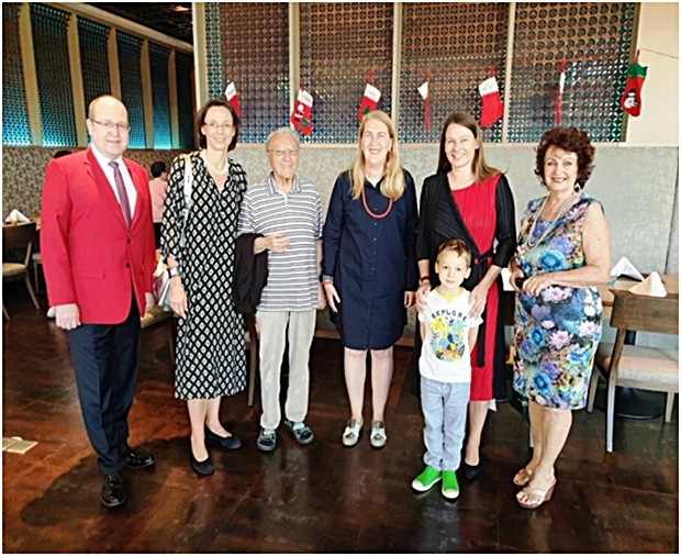 (von links) GM Bruno Rotschädl, Caroline Braushofer, Der Vater der Schweizer Botschafterin Helene Budliger-Artieda, Stephanie Jakobitsch mit ihrem Sohn und Elfi Seitz bei der Begrüßung der Schweizer Botschafterin.